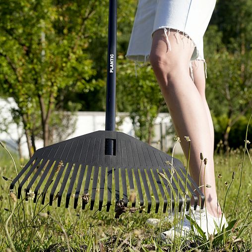 Грабли веерные Plantic by Fiskars Solid M, с алюминиевым черенком, 23 зуба, 1670 мм фото