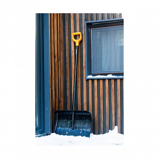Лопата для уборки снега Plantic by Fiskars Snow, с деревянным черенком, 365 x 545 мм фото