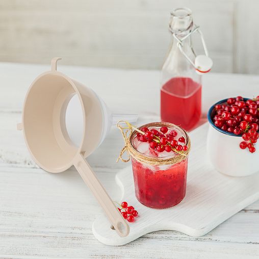 Сито-дуршлаг с воронкой Альтернатива, d 9 cм, бежевое фото