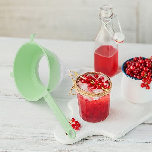 Сито-дуршлаг с воронкой Альтернатива, d 13 cм, светло-зеленое фото