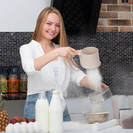 Кружка-сито для муки Альтернатива, 22,3 x 11,7 x 9,5 см, белая фото