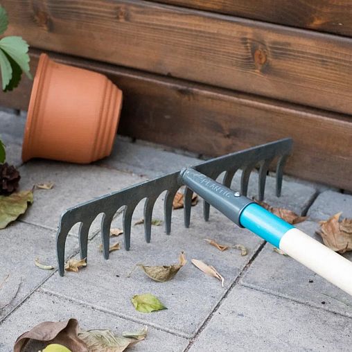 Грабли прямые Plantic by Fiskars Light, с деревянным черенком, 12 зубьев, 1520 мм фото