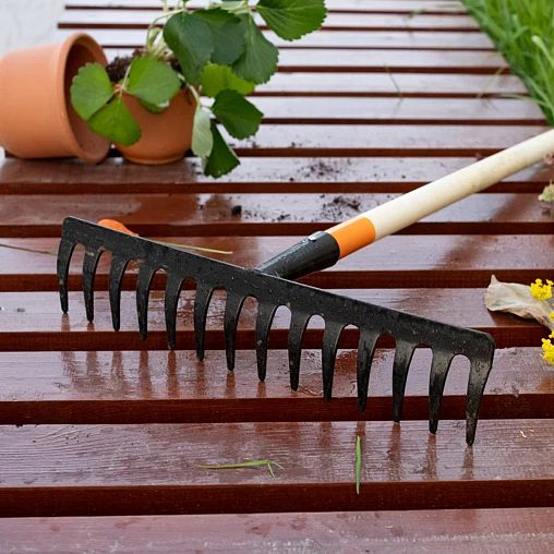 Грабли прямые Plantic by Fiskars Terra, с деревянным черенком, 12 зубьев, 1520 мм фото Грабли прямые Plantic by Fiskars Terra, с деревянным черенком, 12 зубьев, 1520 мм фото