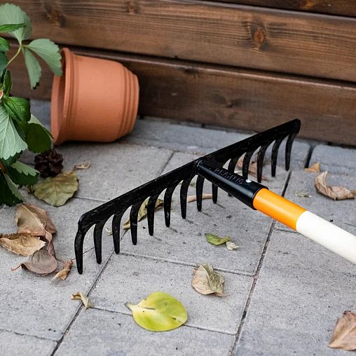 Грабли прямые Plantic by Fiskars Terra, с деревянным черенком, 12 зубьев, 1520 мм фото Грабли прямые Plantic by Fiskars Terra, с деревянным черенком, 12 зубьев, 1520 мм фото