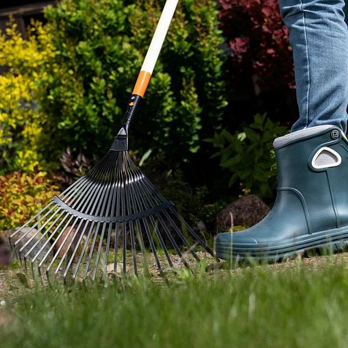 Грабли веерные Plantic by Fiskars Terra, с деревянным черенком, 22 зуба, 1740 мм фото