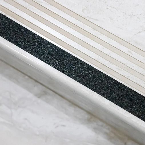 Лента противоскользящая Aviora, самоклеящаяся, 25 мм x 5 м, черная фото