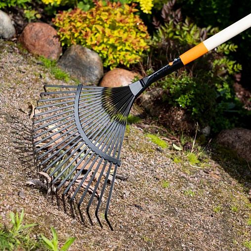 Грабли веерные Plantic by Fiskars Terra, с деревянным черенком, 22 зуба, 1740 мм фото