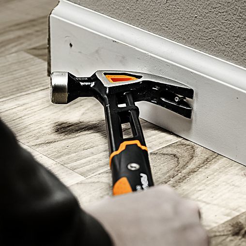 Молоток-гвоздодер Fiskars M, двухкомпонентная рукоятка, 455 г фото