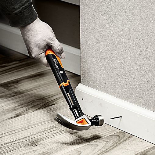 Молоток-гвоздодер Fiskars M, двухкомпонентная рукоятка, 455 г фото