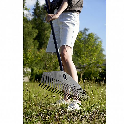 Грабли веерные Plantic by Fiskars Solid M, с алюминиевым черенком, 23 зуба, 1670 мм фото